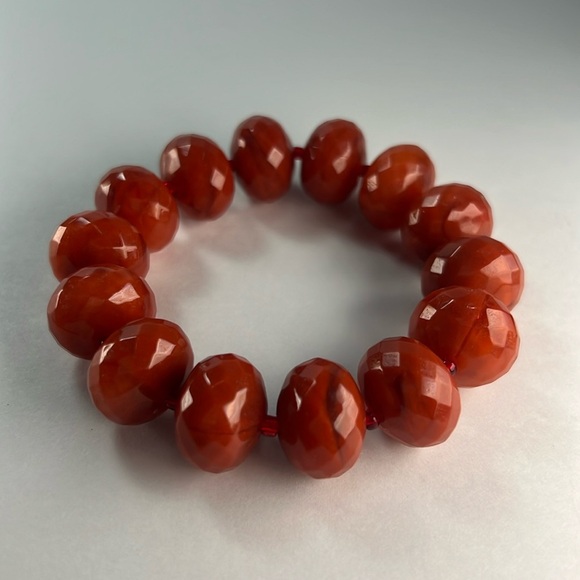Jewelry - Red toned beaded stretch bracelet
